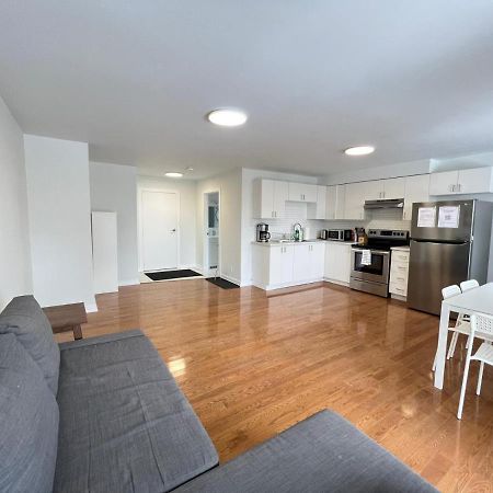 Letitia Heights !B Spacious And Quiet Private Bedroom With Shared Bathroom Barrie Bagian luar foto