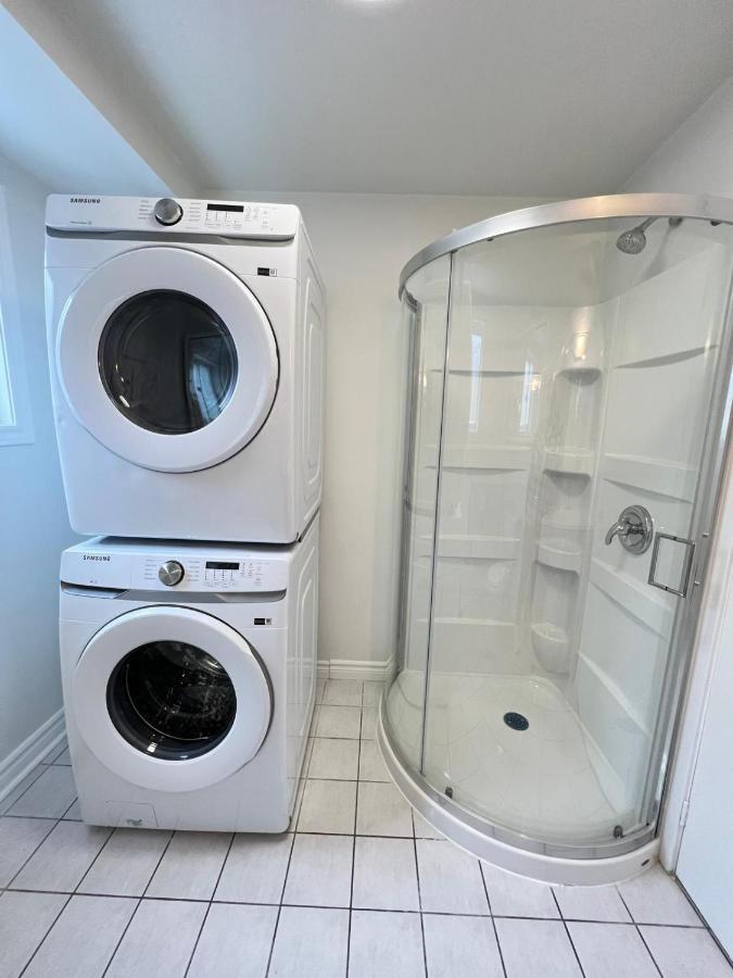 Letitia Heights !B Spacious And Quiet Private Bedroom With Shared Bathroom Barrie Bagian luar foto