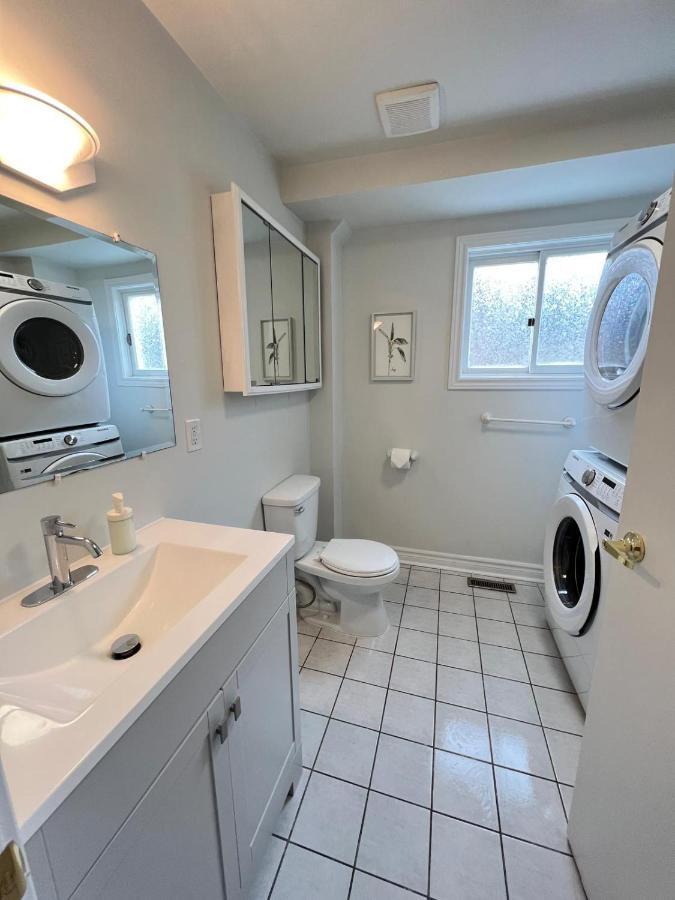 Letitia Heights !B Spacious And Quiet Private Bedroom With Shared Bathroom Barrie Bagian luar foto